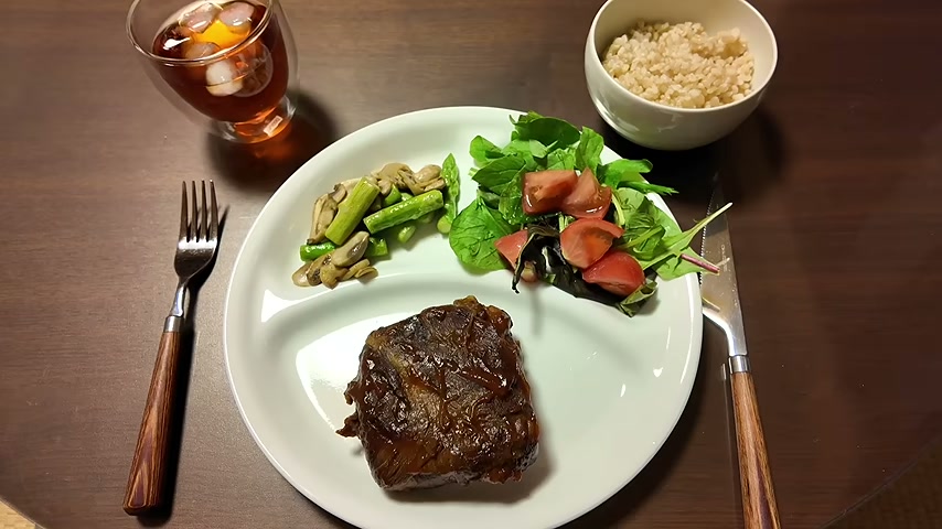 厚揚げの牛肉巻きに、アスパラとマッシュルーム、トマトと葉野菜を添えたワンプレート