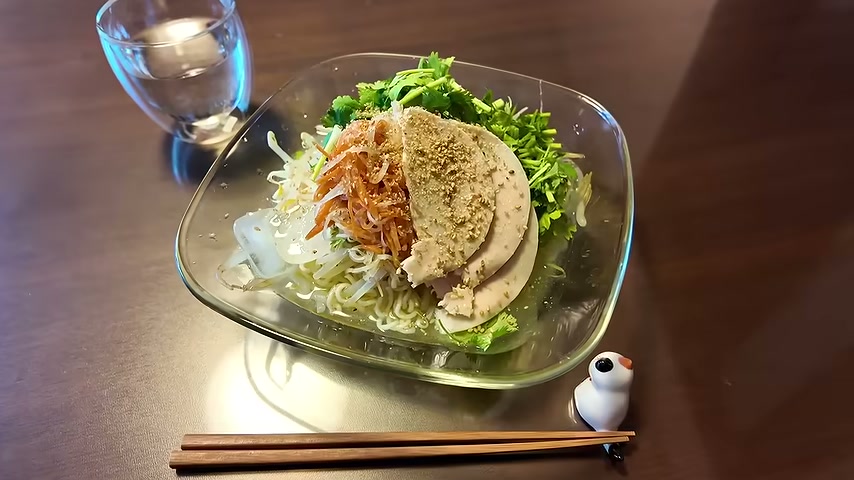 鶏肉、もやし、なます、パクチーを盛りつけた冷やし塩ラーメン