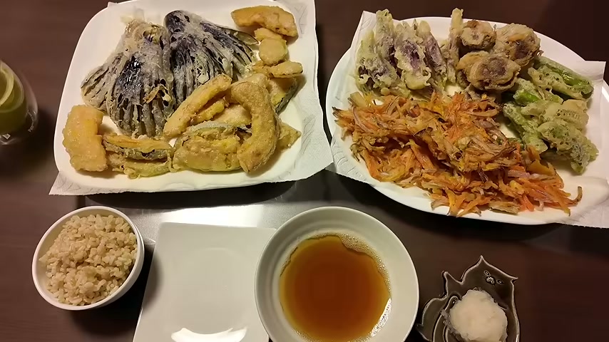なすやかき揚げなどの天ぷらを二皿に盛り、ご飯と天つゆを添えた食卓。元動画より