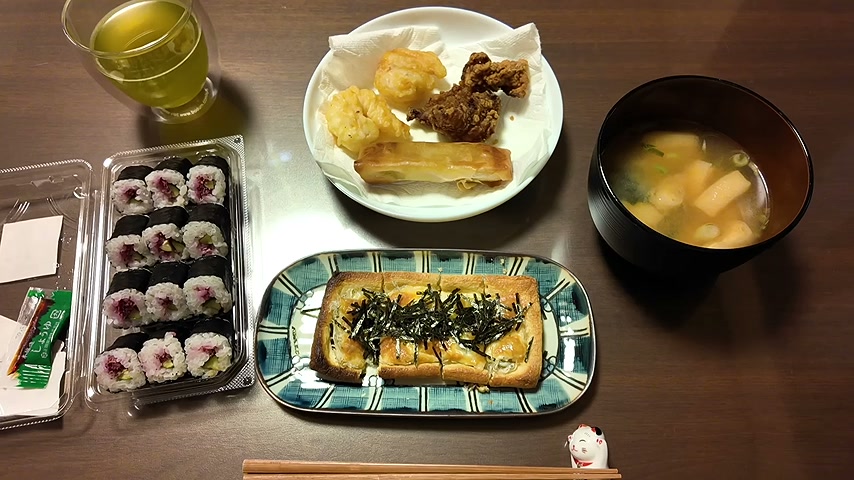 油揚げのしらすピザと味噌汁、購入した揚げ物と細巻きを並べた夜ご飯