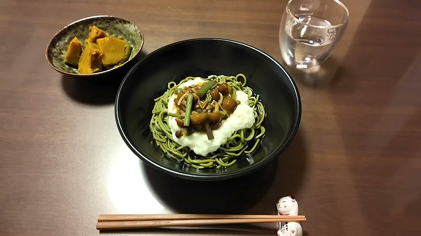 山菜となめこのとろろ茶そばと、かぼちゃの煮物を並べた食卓