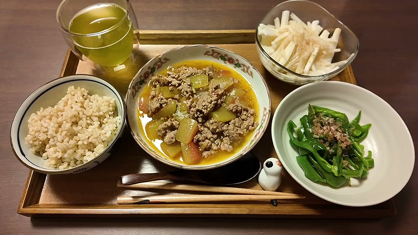 スイカの皮とひき肉の甘辛炒め、ピーマン、大根と長芋のサラダを並べた夜ご飯