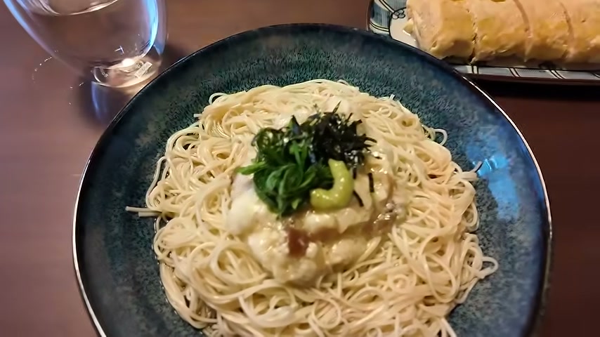 青い器に盛った梅とろろそうめんと、奥に添えただし巻き卵。元動画の食卓より